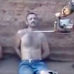 【超！閲覧注意】ライバルギャングの男の首をチェーンソーで切断するグロ動画。