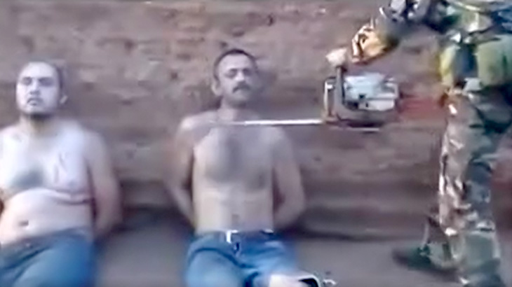 【超！閲覧注意】ライバルギャングの男の首をチェーンソーで切断するグロ動画。