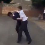 自閉症の男性を殴り倒した少年が頭をサッカーボールキックされてKOされる映像。