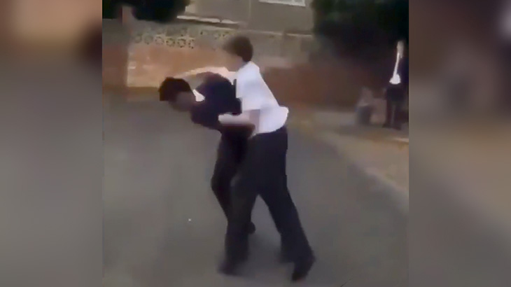 自閉症の男性を殴り倒した少年が頭をサッカーボールキックされてKOされる映像。