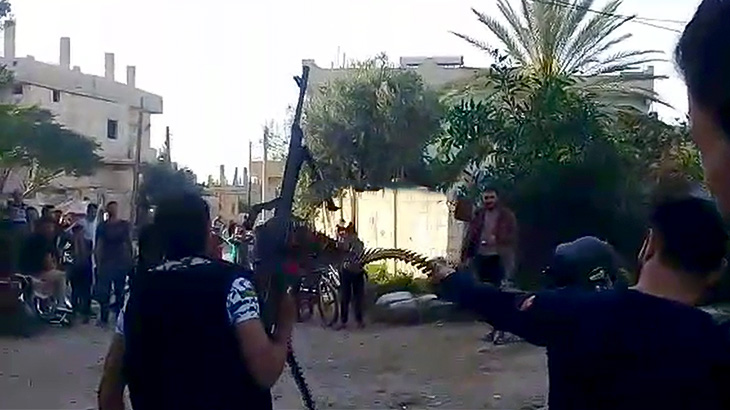 【閲覧注意】空に向かって銃を乱射してたら手元がブレて数人を殺してしまう映像。