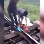 【閲覧注意】電車に胴体真っ二つにされてもまだ結構生きてる男のグロ動画。