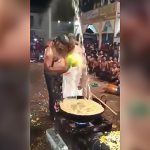鍋で煮た何かを全身に浴びる男たちのお祭り映像。