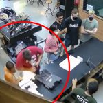 一緒にガンショップに来た友人を誤って撃ってしまう男の映像。