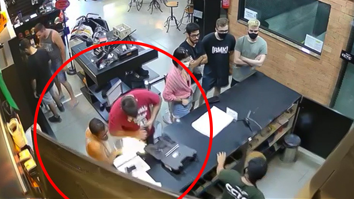 一緒にガンショップに来た友人を誤って撃ってしまう男の映像。