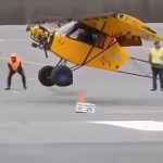 ほとんど助走することなく離陸することができる飛行機の映像。
