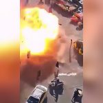 多くの人が自爆テロの爆発に巻き込まれる瞬間の映像。