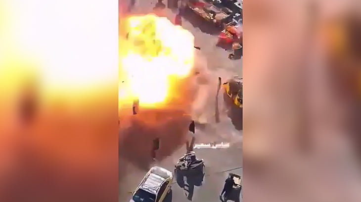 多くの人が自爆テロの爆発に巻き込まれる瞬間の映像。
