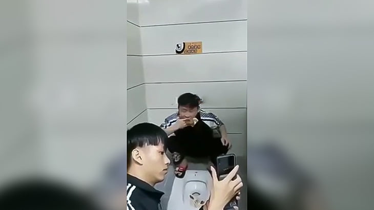 【クソ注意】便器のウンコを手ですくい取って食べる男の映像。
