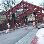 橋の上で全裸で腰を振る男たちの映像。