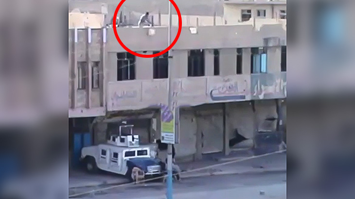 屋上から爆弾を落として下にいる男性を爆破する映像。