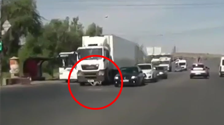 道路を横断しようとしたお婆ちゃんがトラックと乗用車に轢かれる事故映像。