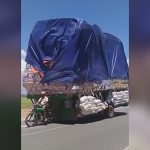 とんでもない量の荷物を運ぶバイクの映像。