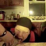 工具用ホチキスみたいな道具「ガンタッカー」の針を舌に刺してもらって悶絶する?像。