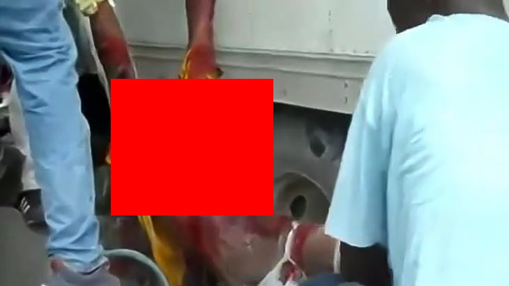【閲覧注意】トラックに轢かれて頭グッチャグチャになった男のグロ動画。