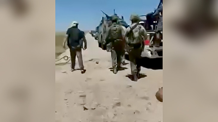 目の前を歩いていた仲間が地雷で吹き飛ばされる映像。