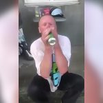 缶のプルタブすら開けられないほど震えるアルコール中毒男の映像。