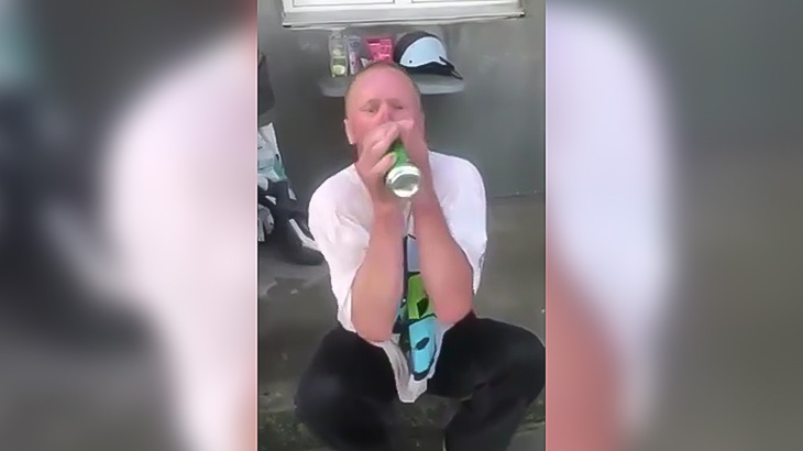 缶のプルタブすら開けられないほど震えるアルコール中毒男の映像。