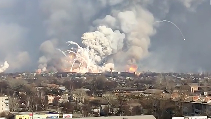 火災が起きた武器庫からミサイルが飛びまくる映像。