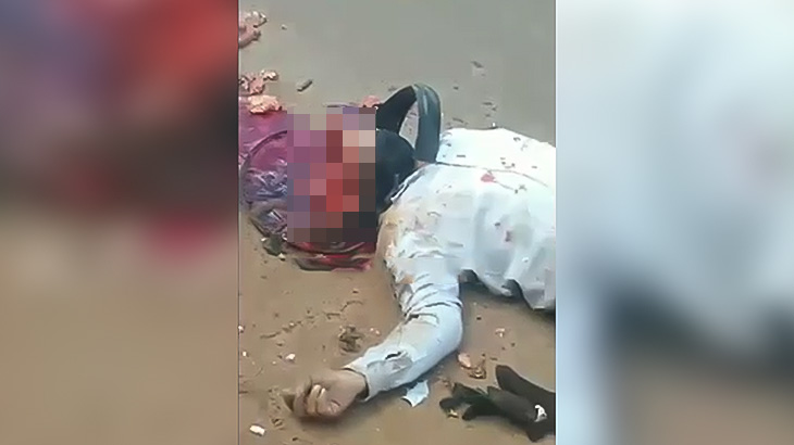 【閲覧注意】バスに轢かれて頭が無くなってしまった男のグロ動画。