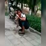 【閲覧注意】路上で子犬を食べ続けるイカれ男の映像。