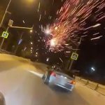 交通トラブル相手の車に打ち上げ花火をぶっ放しまくる映像。