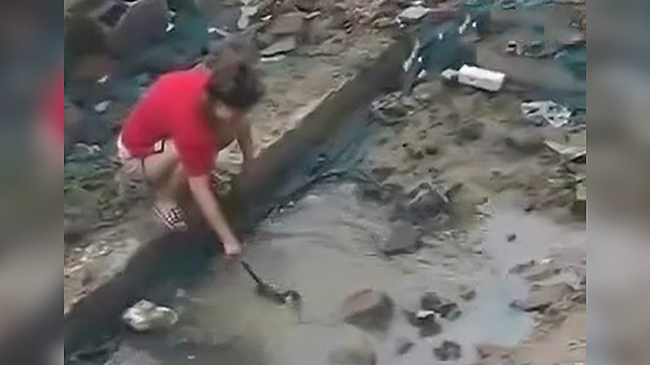 子猫を溺れさせて遊ぶイカれた女の映像。