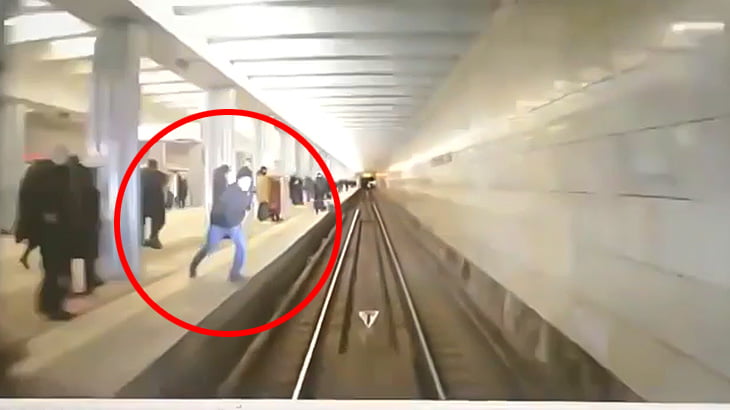 地下鉄ホームで飛び込み自殺する男性が電車に激突する運転席視点の映像。