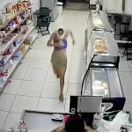 武器も持たずに顔を変なふうに隠した女がレジから金を奪おうとして返り討ちにあう映像。