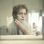 洗面所の鏡から見た自分視点だけで男性の生涯を描いたショートムービー