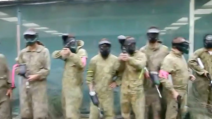 ペイントボールガンで撃たれまくって背中をけっこう怪我する映像
