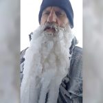 髭に出来たメッチャ長い氷柱（つらら）を自撮りする男の映像