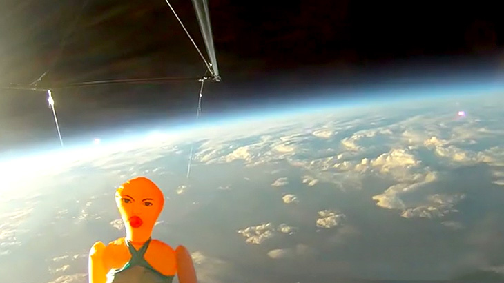 世界で初めて宇宙に飛び立ったダッチワイフの映像