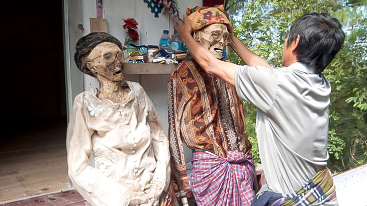 ミイラ化した死体を掘り起こして掃除したり服を着せたりする「トラジャ族」