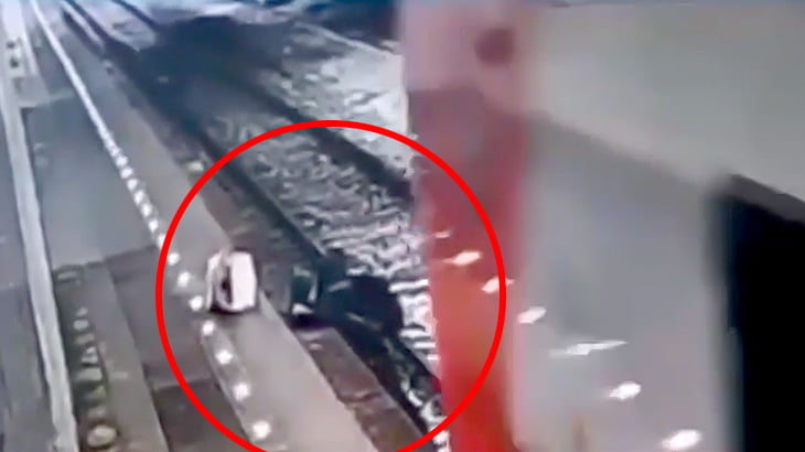 酔っ払った男が転落して駅のホームと電車の間に挟まれてぐるぐる回る映像