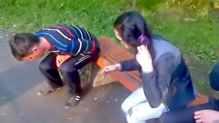 ドラッグでおかしくなった10代の若者たちが止まったり動いたりを繰り返す映像