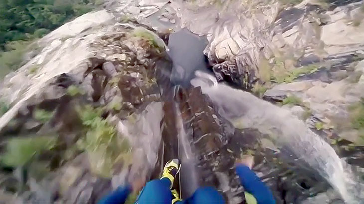 約60Mの高さから小さな滝壺に飛び込む男の一人称視点の映像