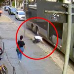 【閲覧注意】走り出したバスの下に滑り込んで頭を潰されて自殺した男（動画）
