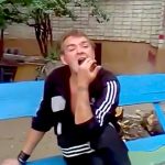 ロシアのイカれ男さん、死んだ鳩の頭を噛みちぎって食べてしまう･･･（動画）