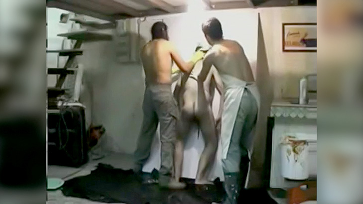 イカれ芸術家「人間の死体つかって絵を描くわｗｗ」（動画）