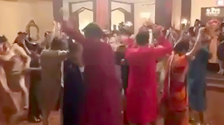 【動画】フロアでノリノリで踊ってた数十人、ボッシュートされてしまうｗｗ