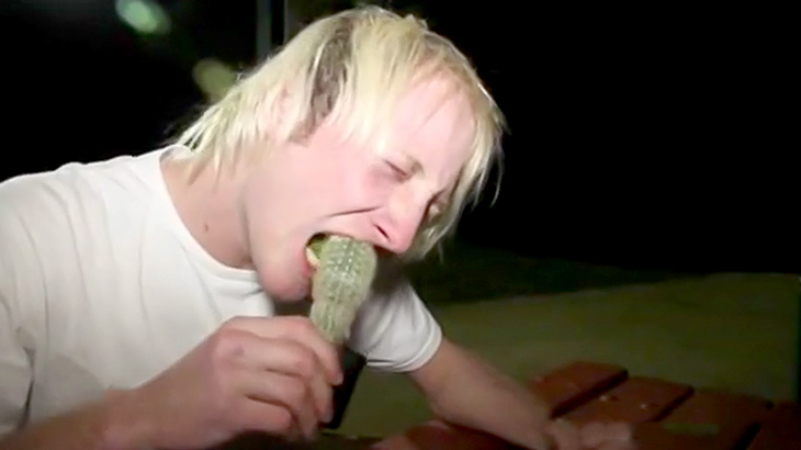 【動画】トゲだらけのサボテンを自分から食べておいてブチ切れる男