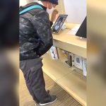 Apple Storeに展示されたタブレットでエロ絵を見ながらオナニーする男の映像。