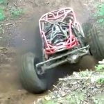 どんなオフロードでも走れるんじゃないかっていう魔改造されたバギーの映像。