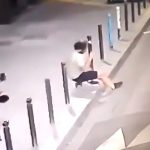 【閲覧注意】飛び降り自殺した男がポールに串刺しになってしまった映像。