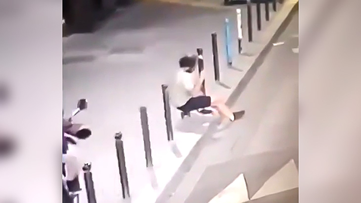 【閲覧注意】飛び降り自殺した男、ポールに串刺しになってしまう（動画）