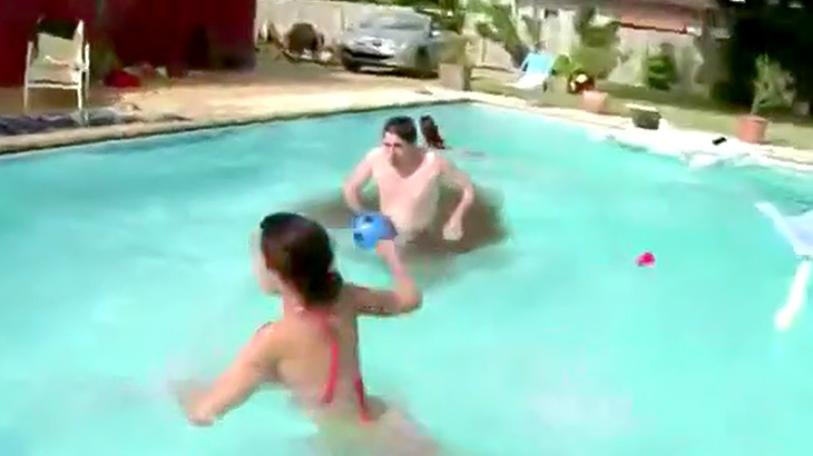 プールに飛び込んだ男からウンコが漂い出したので一斉に逃げる映像。