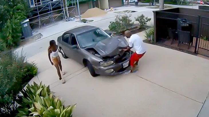 【動画】とある黒人男性によるボコボコになった車のボンネットの直し方