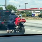【動画】中型バイクに乗る小人症の男性を小馬鹿にしながら撮影する男たち