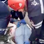 【閲覧注意】事故で頭がちぎれてしまった男性を死体袋に入れる映像
